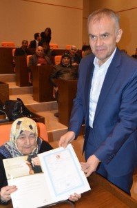 Çekmeköy Belediyesi, 30 Aileye Tapu Sevinci Yaşattı