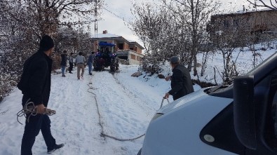 Traktörler Buzlu Yolların Cankurtaranı