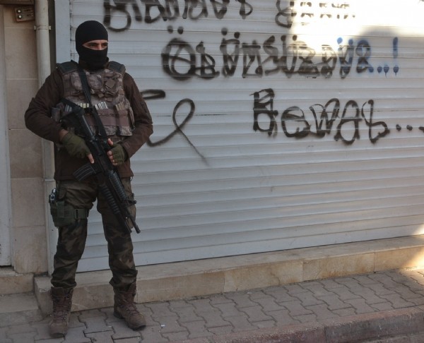 Duvarlarda 'terör örgütü' temizliği