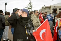 Ameliyatlı Bacağını Aldırmadan Teröre Tepki İçin Yürüdü