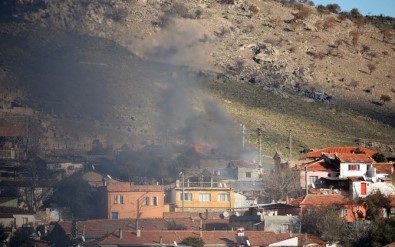 Bergama'da İki Evde Çıkan Yangın Paniğe Yol Açtı