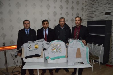 Besni'de İlkokul Öğrencilerine 150 Adet Eşofman Yardımı Yapıldı