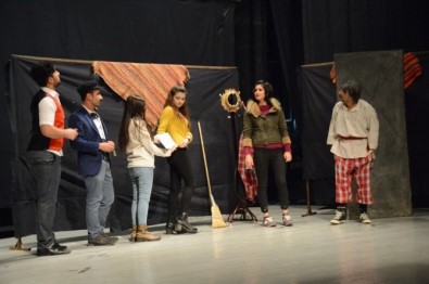 Bitlis'te 'Zamsalak' Oyunu Sahnelendi