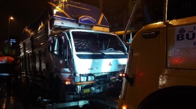 E-5'Te Devrilen Kamyonet Trafiği Kilitledi