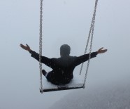 İLGİNÇ GÖRÜNTÜ - Kar Yağışı Güzelliği De Beraberinde Getirdi