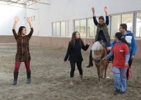 ATLI TERAPİ - Selçuk'ta Atlı Terapi Binicilik Antrenörleri Yetiştiriliyor