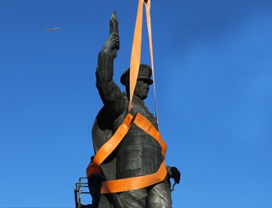 Atatürk heykelinin taşınmasında gerginlik