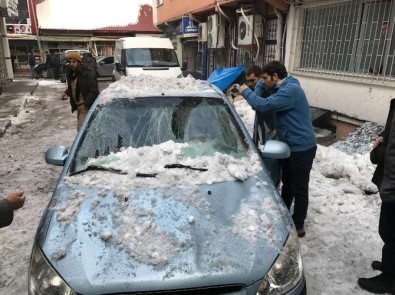 Çatıdan Düşen Kar Kütleleri İki Araca Zarar Verdi