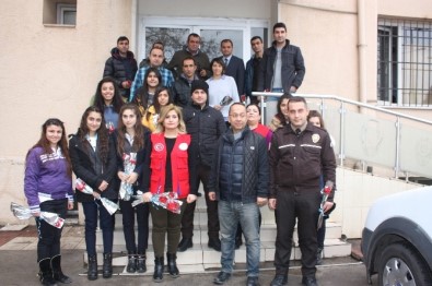 Diyarbakırlı Gençlerden Polise Karanfil