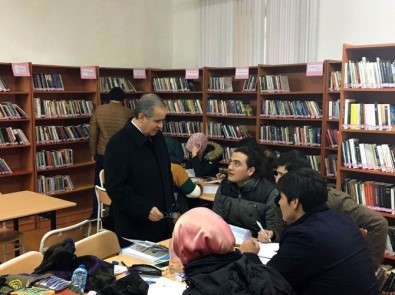 Karaman Valisi Tapsız'dan Kütüphane Ziyareti