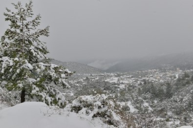 Konyaaltı Geyikbayırı'da Kar Kalınlığı 20 Santimetreye Ulaştı