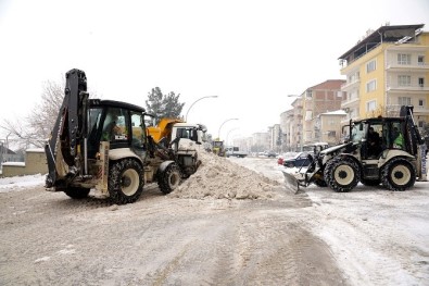 Malatya'da Kar 70 Kırsal Mahallenin Yolunu Kapattı