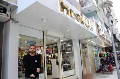 Manisa'da Hırsız Sürünerek Girdiği Mağazadan 25 Bin TL Çaldı