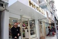 Manisa'da Hırsız Sürünerek Girdiği Mağazadan 25 Bin TL Çaldı