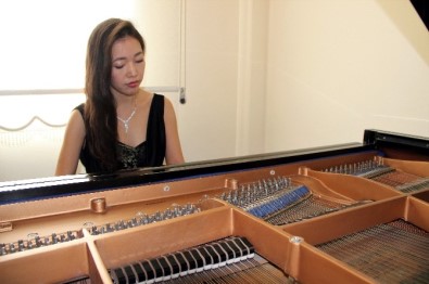 Piyanist Japon Gelin Hiroko Konser Vermeye Hazırlanıyor