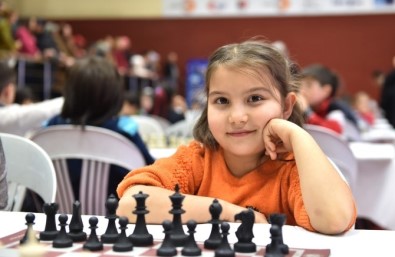 Yüzlerce Öğrenci, Satranç Turnuvasında Ter Döktü