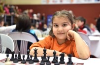 SATRANÇ TURNUVASI - Yüzlerce Öğrenci, Satranç Turnuvasında Ter Döktü