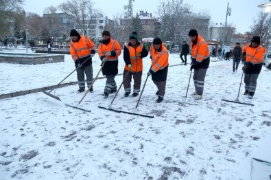 Aksaray'da Ekipler, Karla Mücadele Çalışmalarını Sürdürdü