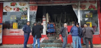 Antalya'da Yıldırım Düşen Dükkan Harabeye Döndü