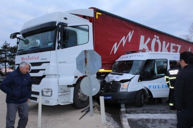 Çevik kuvvet minibüsü ile tır çarpıştı