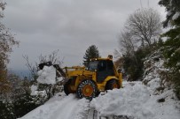 SAKLıKENT - Konyaaltı Belediyesi Karla Kaplanan Yolları Açıyor