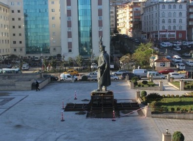 Rize'de Atatürk Heykeli Yeni Yerine Taşındı