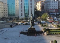 RİZE BELEDİYESİ - Rize'de Atatürk Heykeli Yeni Yerine Taşındı