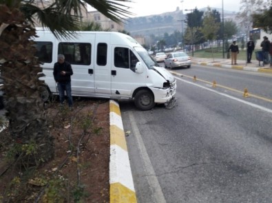 Şanlıurfa'da Zincirleme Trafik Kazası Açıklaması 2 Yaralı