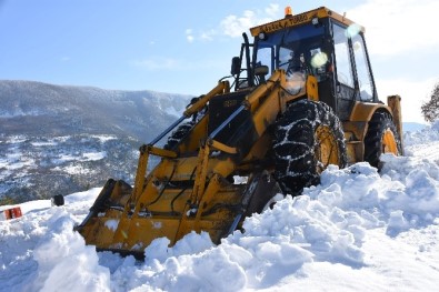 Sinop'ta Yoğun Kar Yağışı Köy Yollarını Kapattı