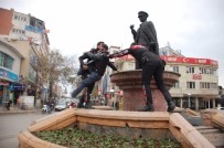 AHMET BAL - Atatürk Büstü Üzerinde Slogan Atan Şahıs Polis Tarafından İndirildi