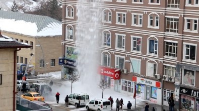 Çatıdan Düşen Çığ Gibi Kar Korku Dolu Anlar Yaşattı