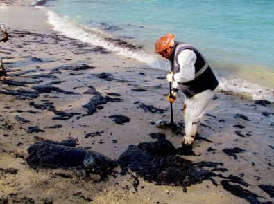 Çeşme'de Denize Sızan Yakıtın Temizliği Sürüyor