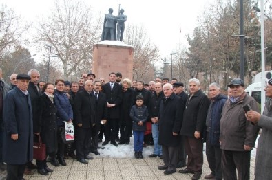 CHP'lilerden Atatürk Anıtının Taşınmasına Tepki