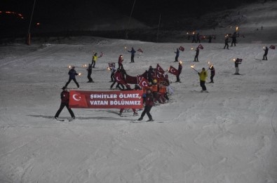 Yıldız Dağı'nda Şehitler Anısına Meşaleli Kayak Gösterisi