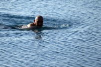 MUSTAFA AKAYDıN - Antalya'da Kar Manzaralı Deniz Keyfi