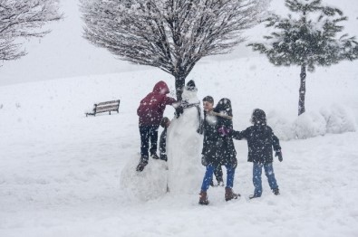 Çocuklar Kar Yağışını Eğlenceye Çevrildi