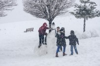 KARDAN ADAM - Çocuklar Kar Yağışını Eğlenceye Çevrildi