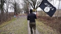 IŞİD - DEAŞ bayrağıyla sınırı geçti