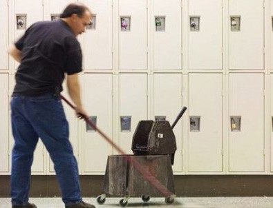 Hizmetli kadrosu için önlisans şartı