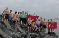 'Sarayburnu Fatihleri' Şehitler İçin Kış Soğuğunda Deniz Girip, Bayrak Açtı