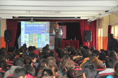 Akşehir'de Yazarlar Öğrencilerle Buluştu