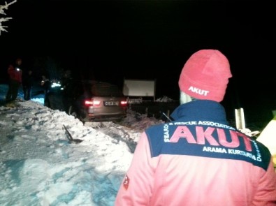 Dağ Yolunda Mahsur Kalan Aileyi AKUT Kurtardı