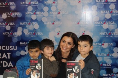 Hande Fırat, Nata Vega'da Kitabını İmzaladı