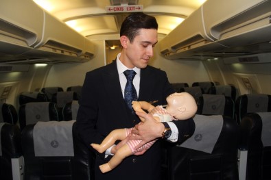 Kabin Memuru Bebeğin Hayatını Kurtardı