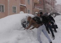 SOĞUK HAVA DALGASI - Karaman'a 66 yıldır görülmemiş kar yağdı