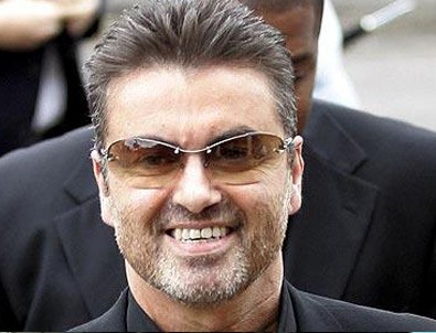 Ünlü şarkıcı hayatını kaybetti