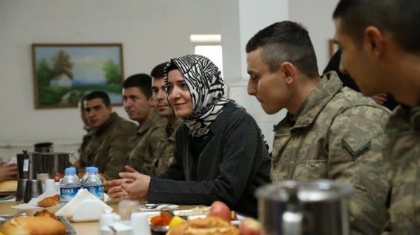 Bakan Kaya kışlada mehmetçikle yemek yedi