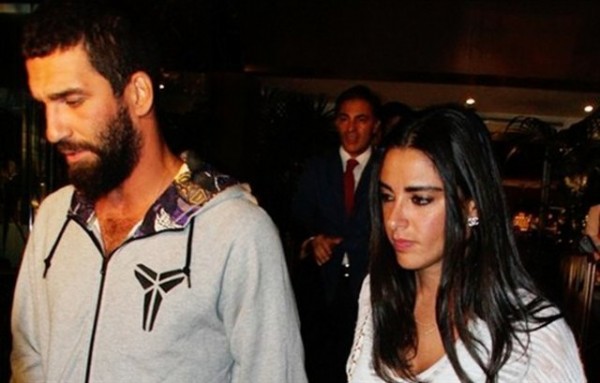 Aslıhan Doğan geldi, Arda Turan kaçtı
