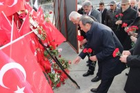 EMEKLİ BÜYÜKELÇİ - Emekli Diplomatlar Şehitler Tepesi'ne Karanfil Bıraktı