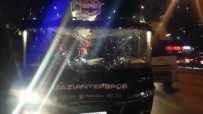 TAKIM OTOBÜSÜ - Gaziantepspor Takım Otobüsü İstanbul'da Kazaya Karıştı Açıklaması 4 Yaralı